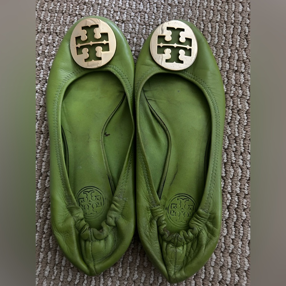 Tory Burch Minnie Travel Ballet Flats size 7.5 .  Apple green with gold emblem